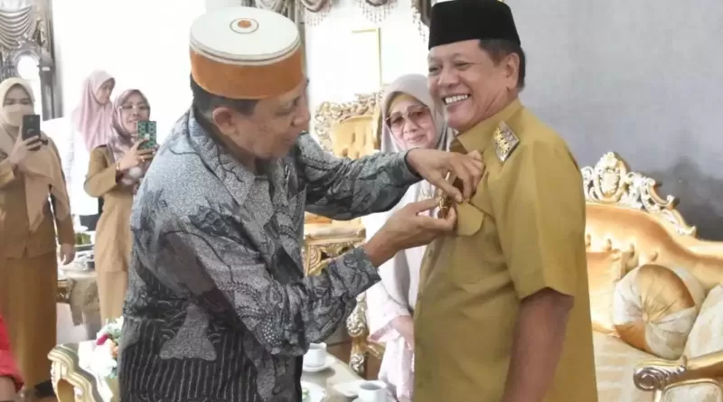 Ketum Forum Keraton Silaturahmi Nusantara Pasang PIN FKSN untuk Bupati Sopeng