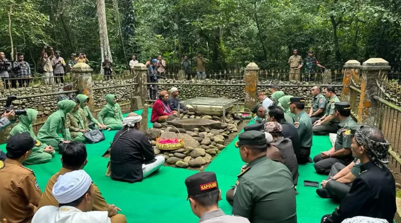 KSAD Dudung Abdurachman dan rombongan tabur bunga di petilasan pangcalikan situs Karangkamulyan